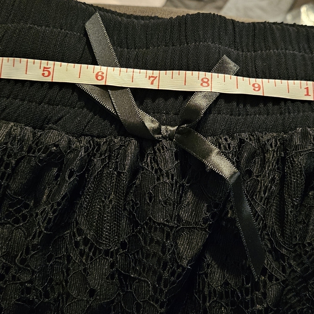 Elegant Black Lace Skirt - Picture 4 of 4